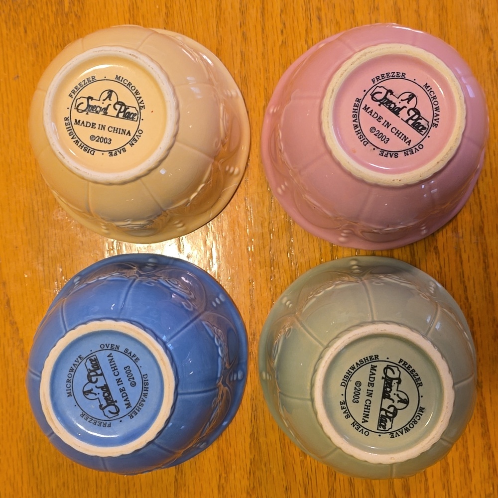 4 Small Ceramic Mixing Baking Bowls by "A Special Place" - Picture 7 of 8
